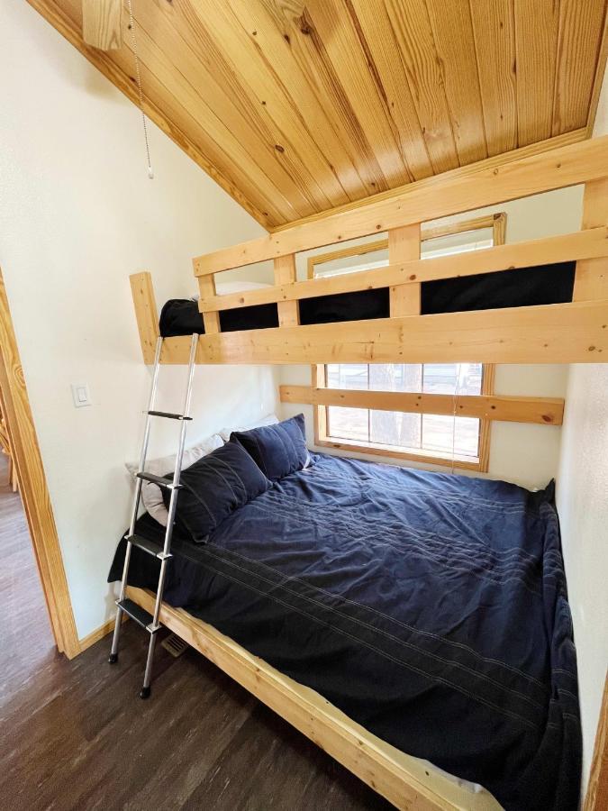 Sally'S Cabin Is A Quaint Two Bedroom Tiny Home Woodland Park Zewnętrze zdjęcie