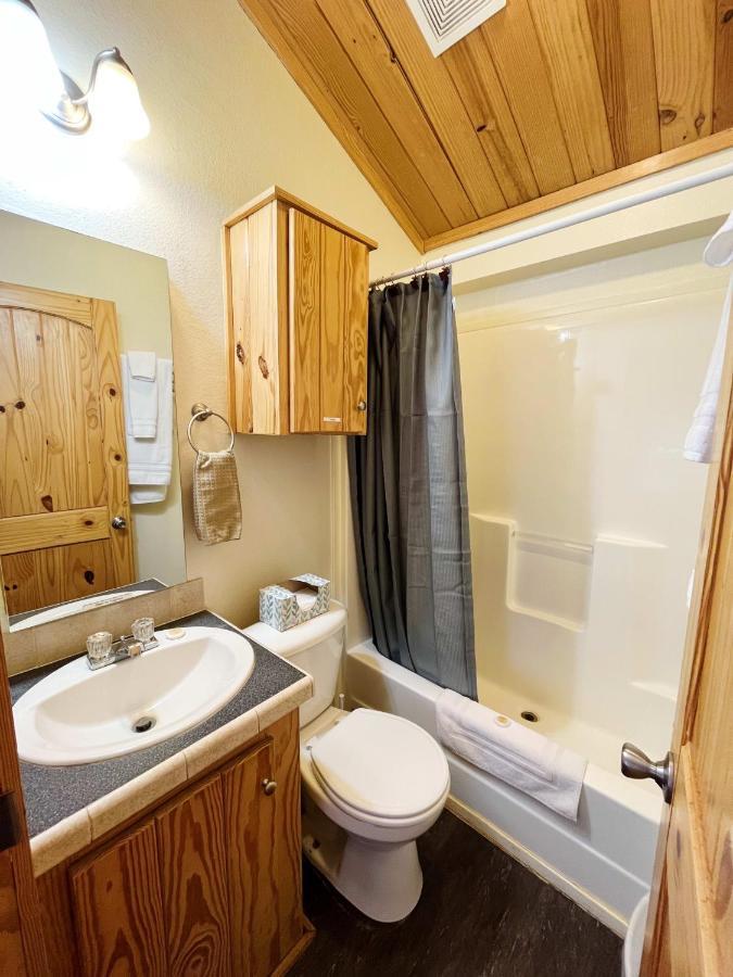 Sally'S Cabin Is A Quaint Two Bedroom Tiny Home Woodland Park Zewnętrze zdjęcie