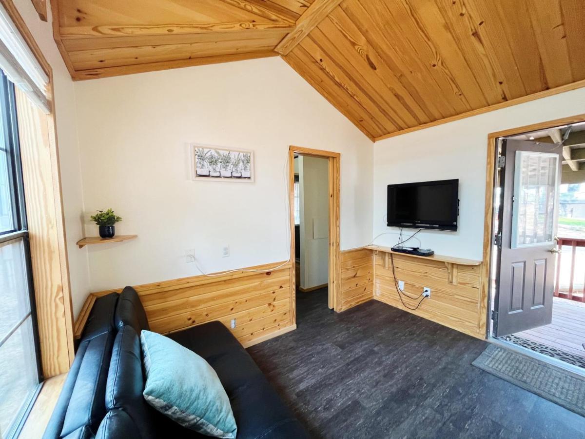 Sally'S Cabin Is A Quaint Two Bedroom Tiny Home Woodland Park Zewnętrze zdjęcie