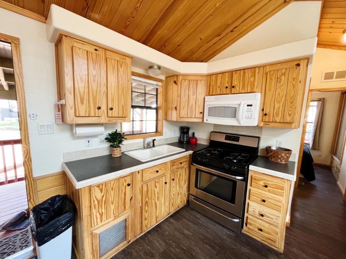 Sally'S Cabin Is A Quaint Two Bedroom Tiny Home Woodland Park Zewnętrze zdjęcie